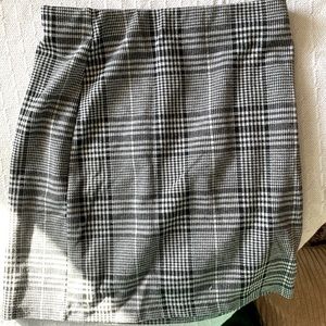 Back and white plaid tight skirt XS